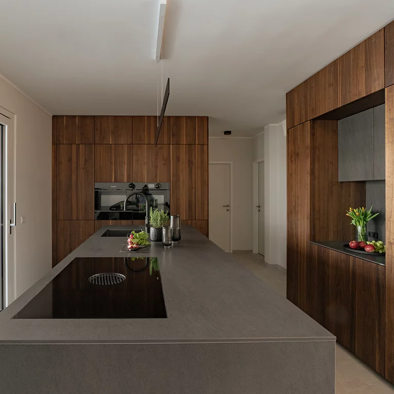 Moderne Kücheninsel und raumhohe Massivholz Küchenschränke für viel Stauraum Moderne black line Kücheninsel und raumhohe Massivholz Küchenschränke aus Nussbaum für viel Stauraum