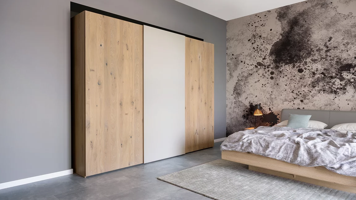 Schwebetürenschrank soft in Eiche Wild Weißöl mit Farbglasfront zusammen mit dem nox Bett