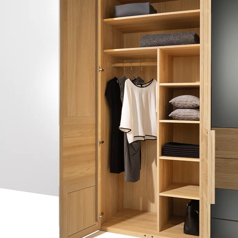 Kleiderschrank mit Farbglasfronten in Eiche Weißöl mit praktischem Innenleben