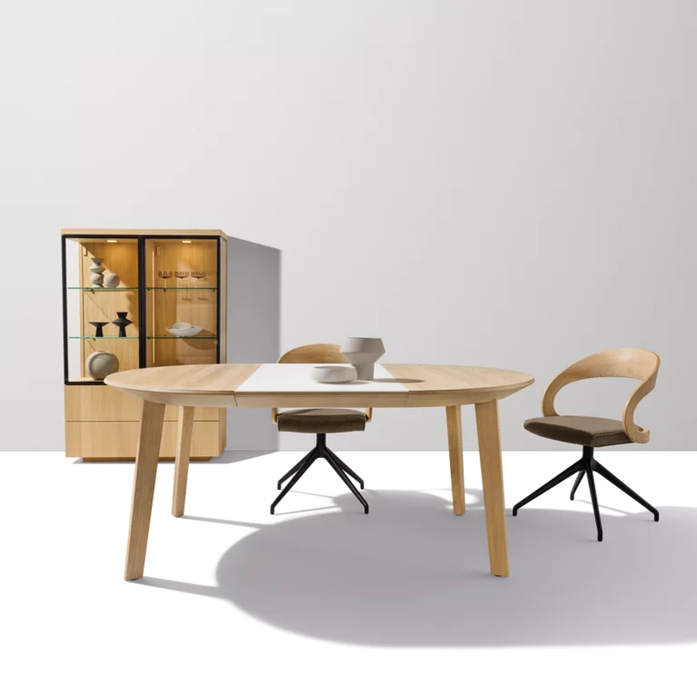 dining table miró round & extendable in oak white oil with elegant girado chairs
