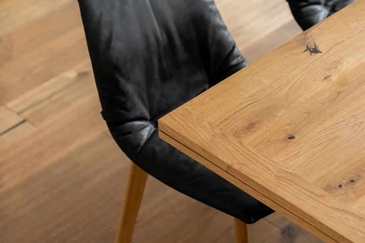 Esstisch yps ausziehbar aus Vollholz in Eiche Wild mit dem eleganten lui Esszimmerstuhl, Detailbild