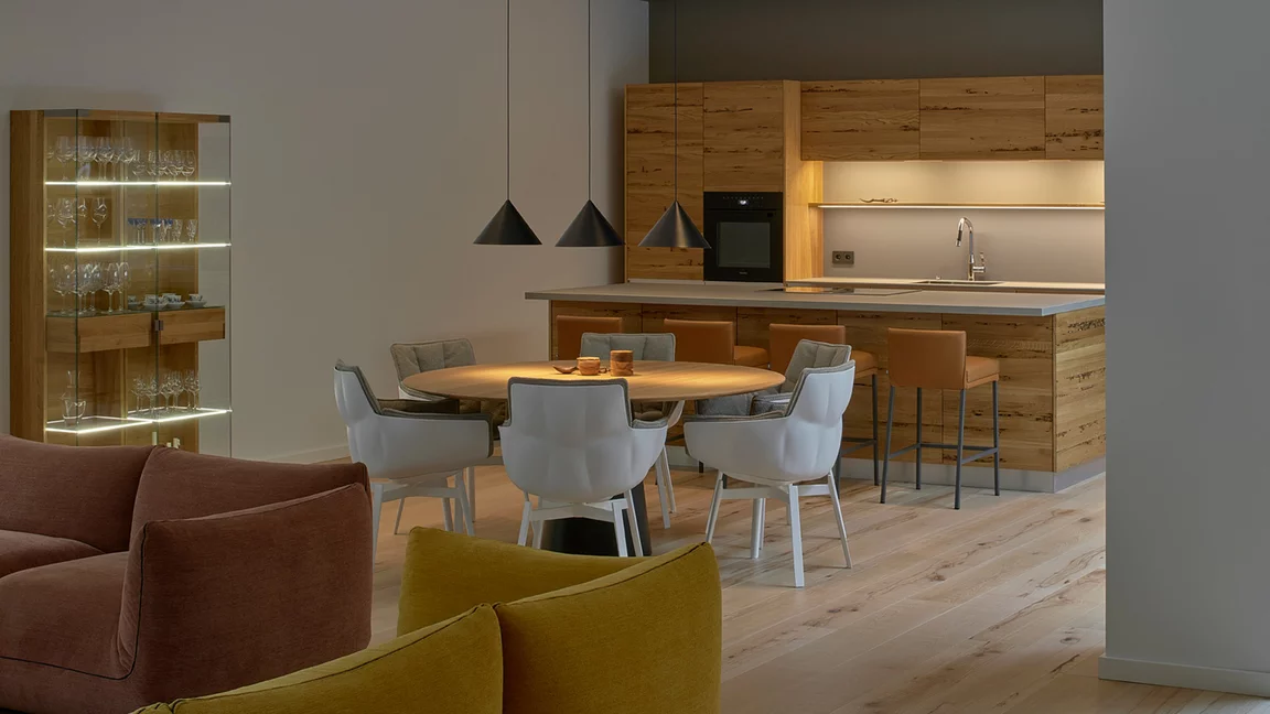 Moderne Küche in Eiche Venedig und Vitrine mit rahmenlosen Glastüren in Eiche Naturöl Moderne linee Küche in Eiche mit Tisch und nox Vitrine mit rahmenlosen Glastüren in Eiche Naturöl