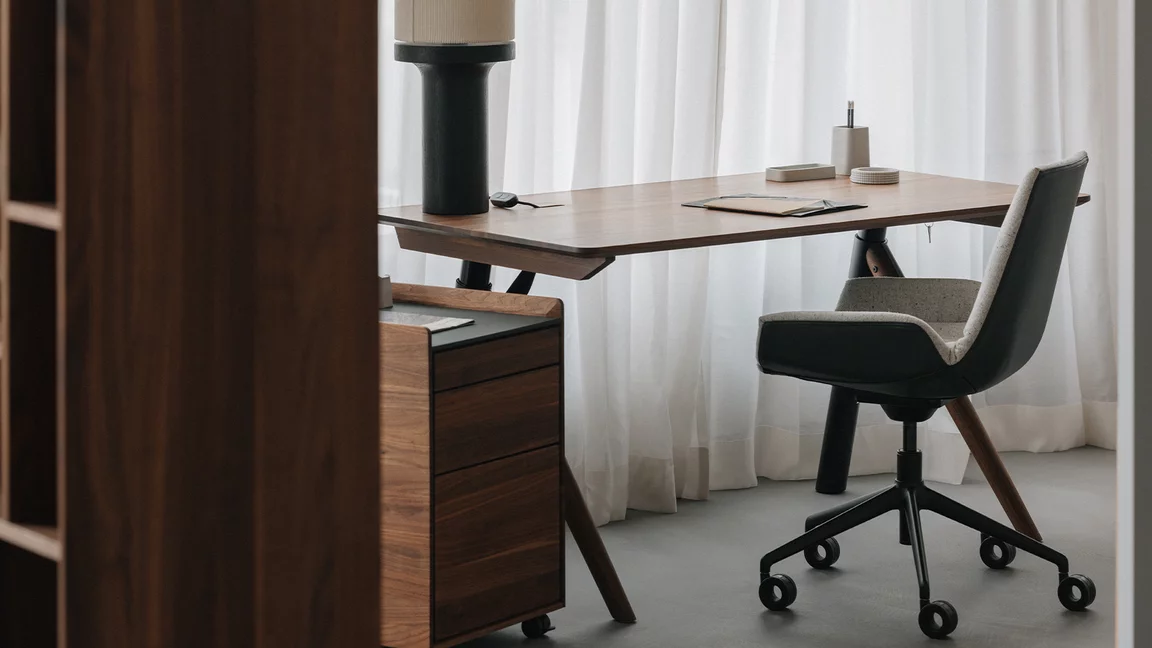 eleganter pisa Schreibtisch mit passenden Rollcontainer in Nussbaum und lui plus Bürodrehstuhl mit Leder und Stoff