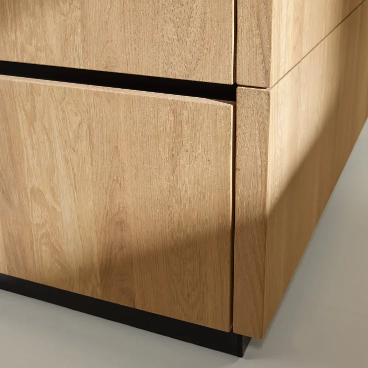 pur kitchen in solid oak with recessed handle in black stainless steel finish, detailed view