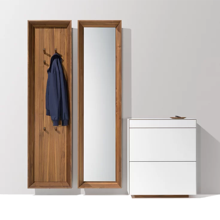 Schuhklappenkommode cubus und Diele haiku mit Garderobe und Spiegel hängend in Nussbaum