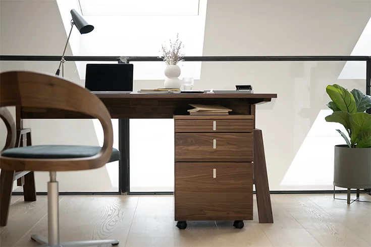 Schreibtisch atelier mit passenden cubus Rollcontainer und girado Stuhl in Nussbaum