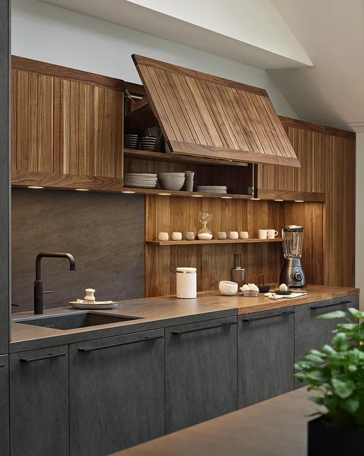 Massivholzküche echt.zeit in Nussbaum mit Keramik Basalt black und Griffe