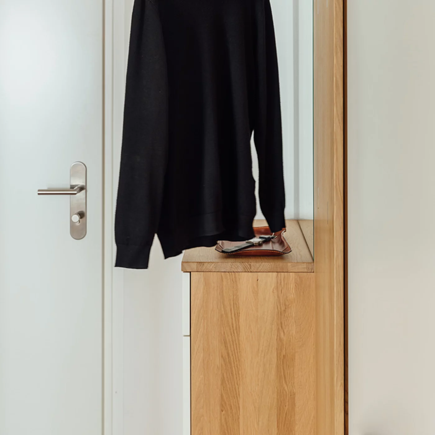 side view of cubus wall mounted plank combination in solid oak with mirror and white coloured glass