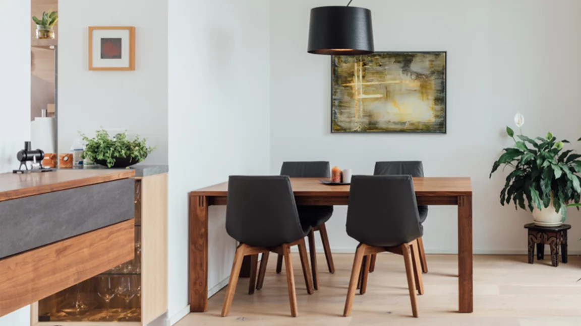 Ausziehtisch mit Lederstühlen in Nußbaum Massivholz magnum Ausziehtisch mit lui Stühlen in Nußbaum