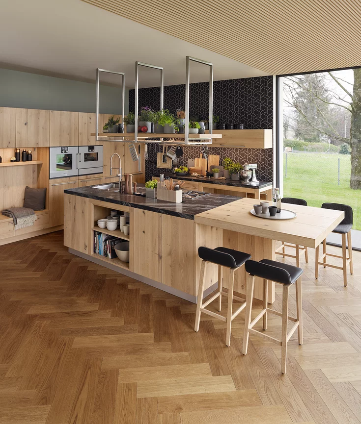 Massivholzküche loft in Eiche Wild Weißöl mit Anbautisch, ark Barhockern und Sitznische