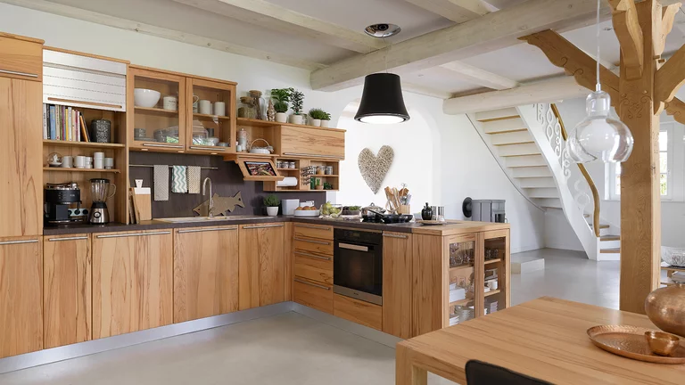 moderne rondo Echtholzküche in Kernbuche mit Kochbuchhalter, Fronten mit Griffstangen und Aufsatzschrank mit Rollo