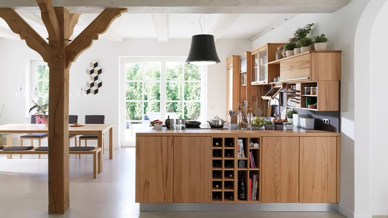 rondo Küche in Kernbuche mit viel Stauraum gemeinsam mit dem loft Tisch und Stühle