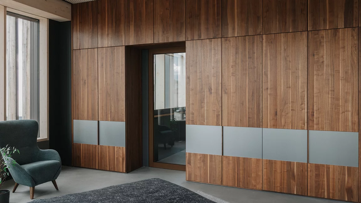 eleganter Drehtürenschrank valore in Nussbaum massiv mit Farbglas