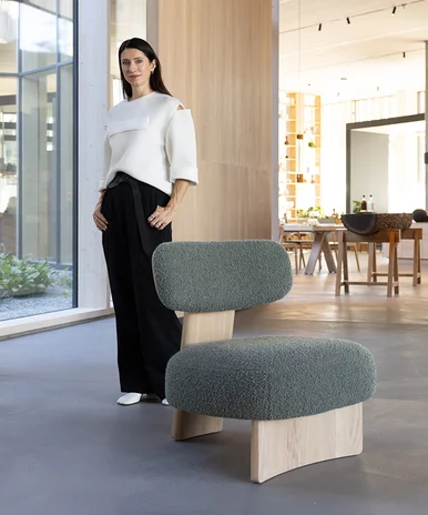 Designerin Lucie Koldova mit dem elliot Lounge Chair in Eiche Weißöl