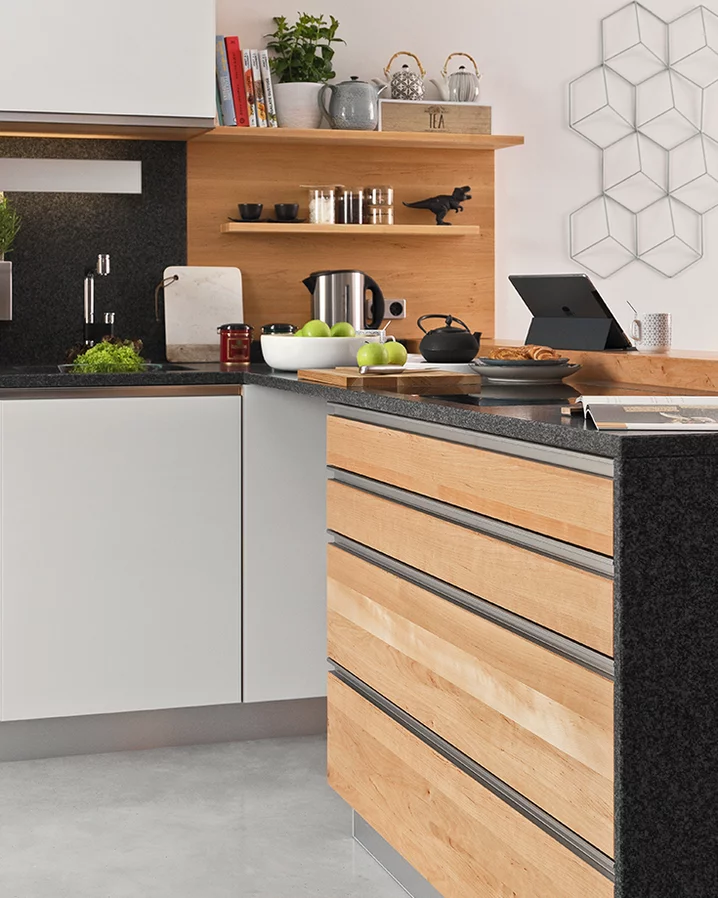 natural wood kitchen l1 in alder with coloured glass fronts in matt white with handle strips in stainless steel finish