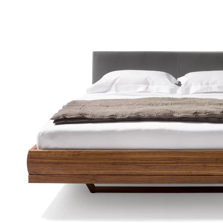 Bett riletto in Nussbaum mit Lederkopfhaupt und Holzrahmen