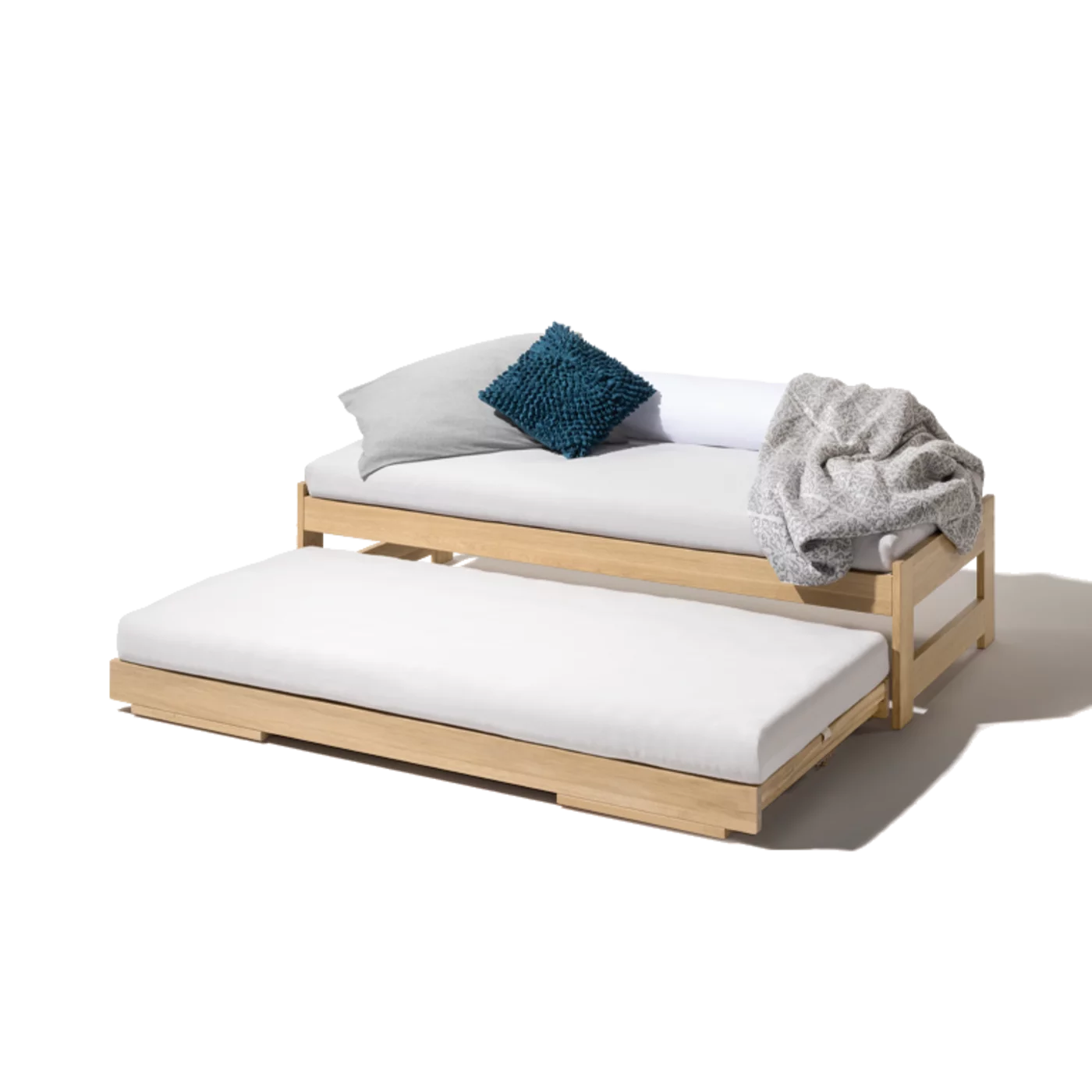 flexible and space-saving tandem bed in white oak