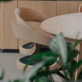 girado swivel chair in oak white oil with swivel base in matt black and miró dining table, detailed view