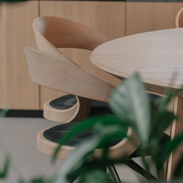 girado swivel chair in oak white oil with swivel base in matt black and miró dining table, detailed view