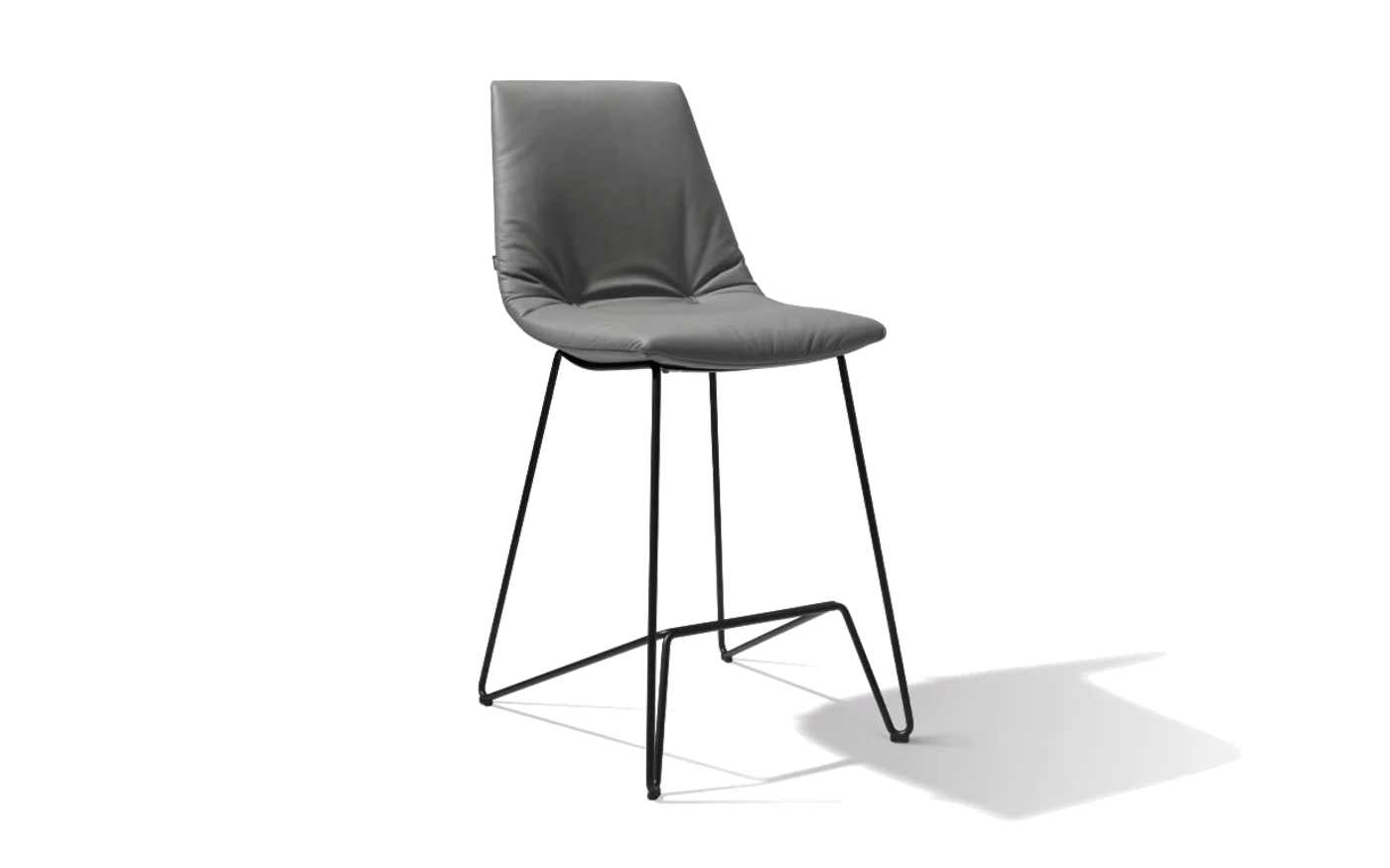 moderner lui Barhocker mit Lehne mit Leder und mattschwarzem Gestell, Frontalansicht