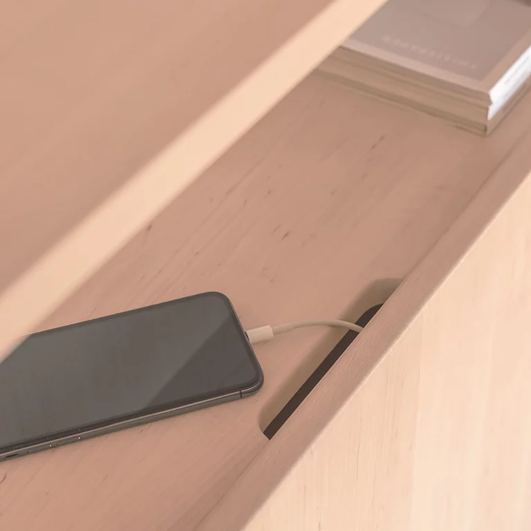 Wandmodul kids in Erle Weißöl massiv mit Kabelschlitz, Detailansicht