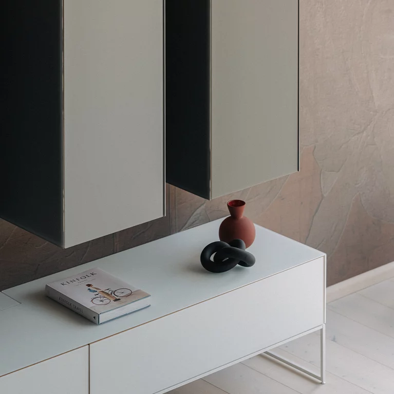 eleganter cubus pure Garderobenschrank in Nussbaum mit Farbglasfronten in schwarz