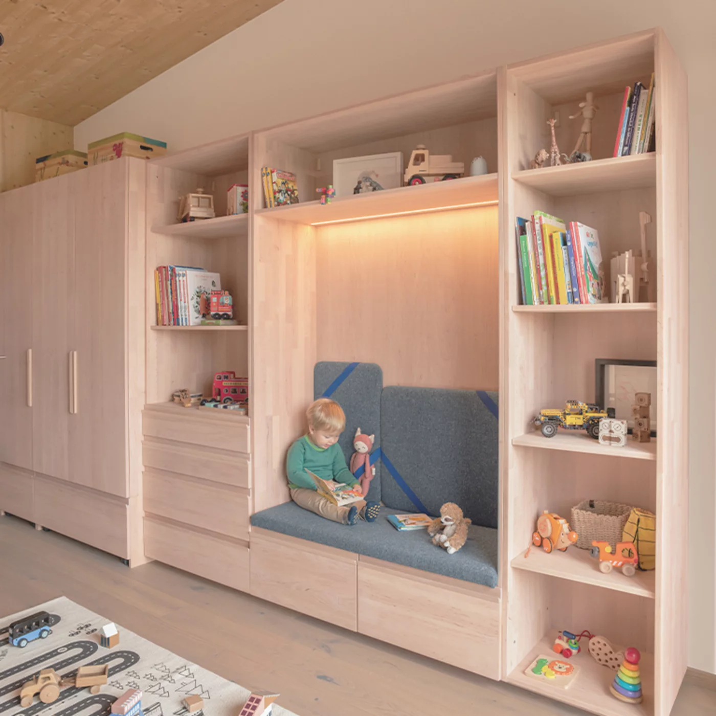 Kinderkleiderschrank kids in Erle Weißöl mit viel Stauraum und großer beleuchteten Sitznische