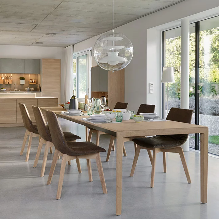 Esstisch aus Massivholz mit Holzfußgestell und lui Esszimmerstühle