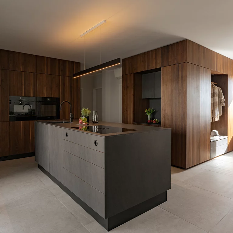 Moderne Küche Diele Kombination aus Massivholz und Keramik Moderne TEAM 7 Küche-Diele-Kombination aus Nussbaum Massivholz und Keramik