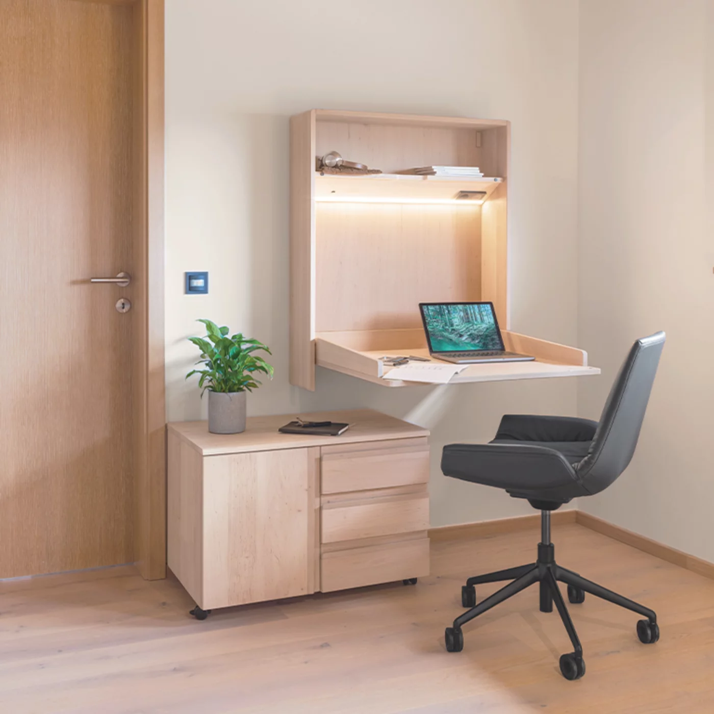 kids Wandmodul in Erle Weißöl als Mini-Homeoffice mit integrierter Beleuchtung, Rollcontainer und lui plus Bürodrehstuhl