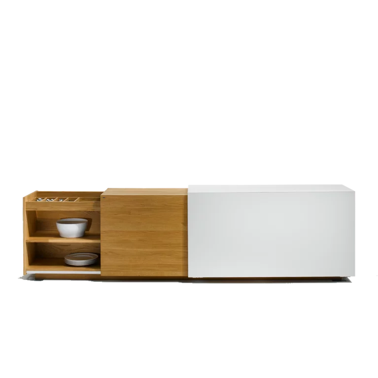elegantes cubus Sideboard in Eiche massiv und Farbglas weiss mit halboffener Winkelschiebetür