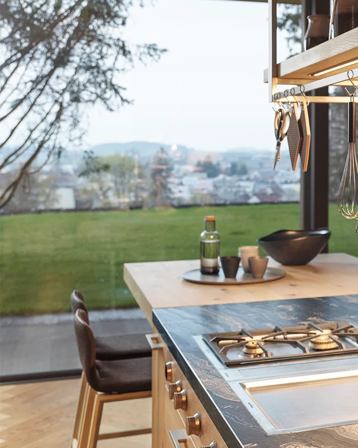 loft Küche in Eiche Wild Weißöl massiv mit Deckenhänger, Anbautisch und ark Barhockern