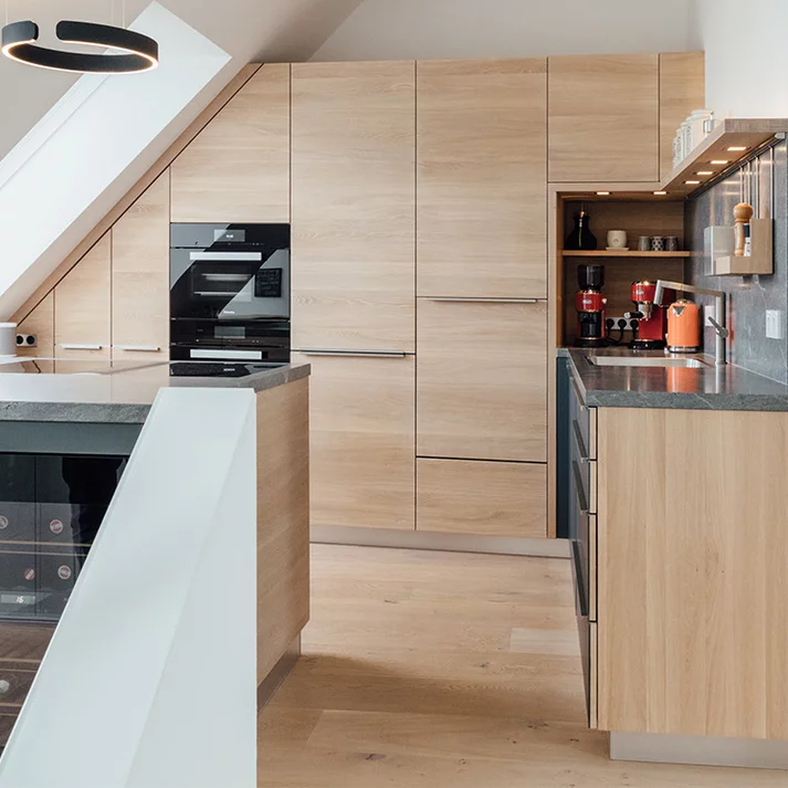 moderne linee Massivholzküche in Eiche Weißöl mit integrierter Vitrine und Fronten mit Griffprofile