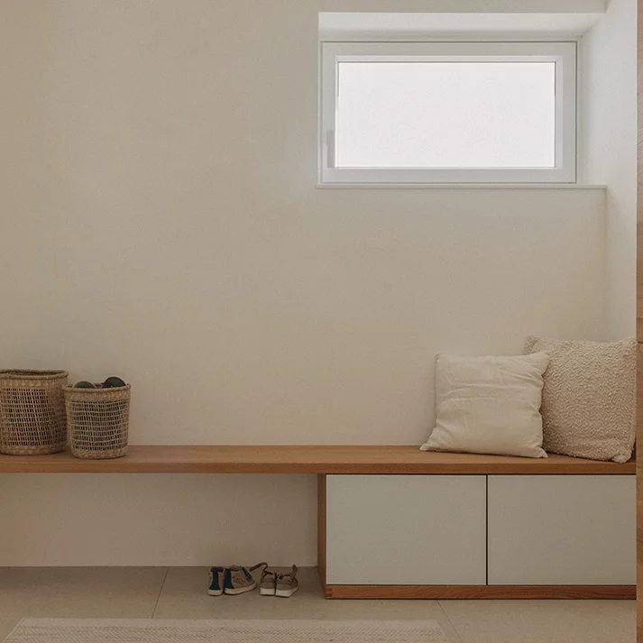 cubus Garderobe in Eiche mit Farbglasfronten und Sitzmöglichkeit