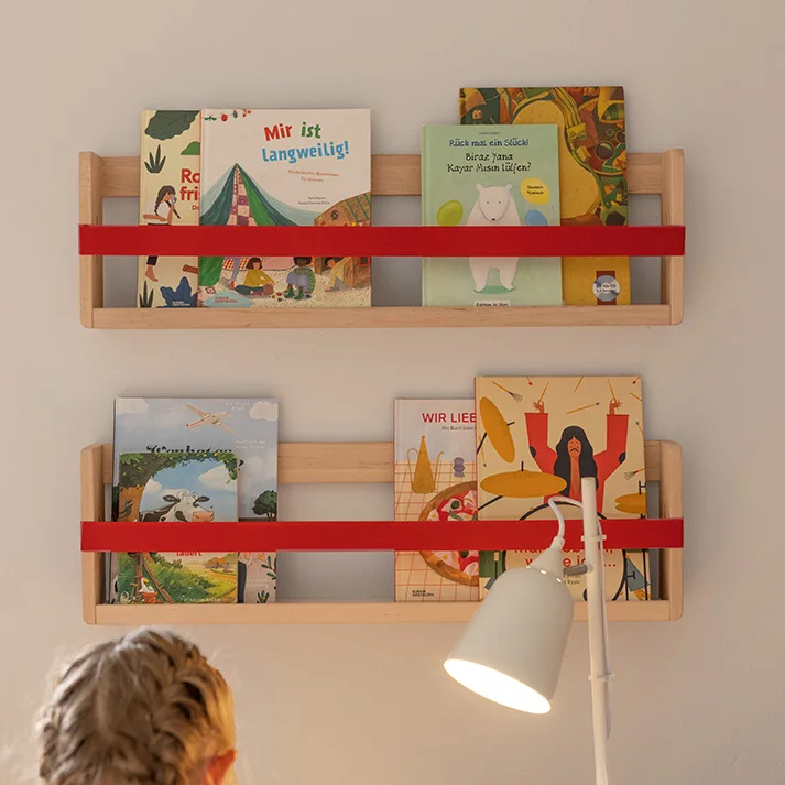 Dekoborde in Erle Weißöl mit roten Gummibändern und praktischen Ablageflächen