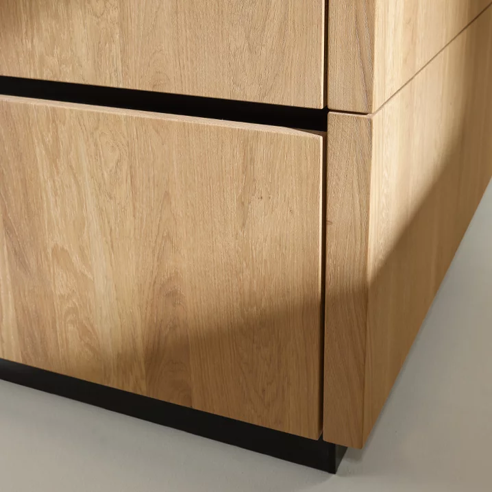 pur kitchen in solid oak with recessed handle in black stainless steel finish, detailed view