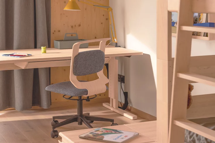 ergonomischer kids Schreibtischstuhl und Schreibtisch in Massivholz Erle Weißöl