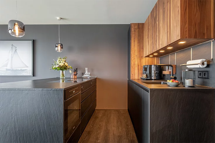 Walnut solid wood kitchen black line with black handle strip and ceramic elements in slate look