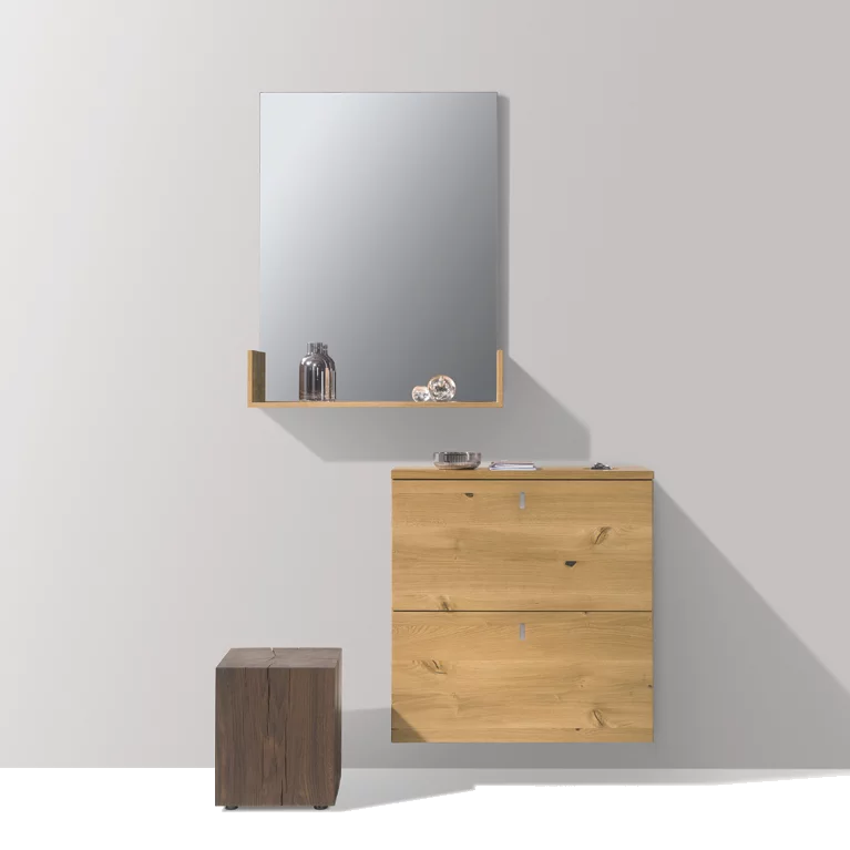 Detailansicht eines cubus Garderobenpaneels mit Metallklapphaken in Eiche Weißöl