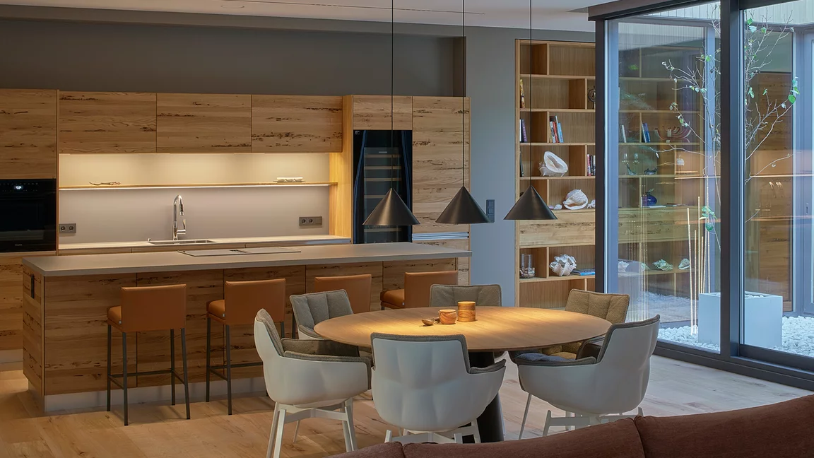 Küche und in Wandnische eingepasstes Regal in Eiche Massivholz und Eiche Venedig linee Küche neben in Wandnische eingepasstes cubus Regal in Eiche und Eiche Venedig