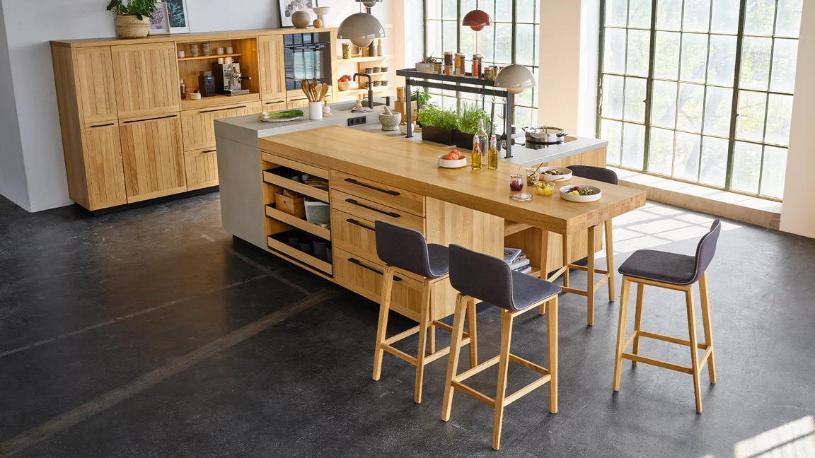 Holzbarhocker ark und echt.zeit Küche in Eiche Holzbarhocker ark mit Lehne und echt.zeit Küche in Eiche massiv, Location