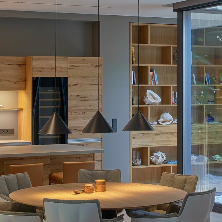 linee kitchen next to cubus shelf in oak and venetian oak fitted into wall niche