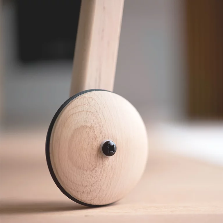 Babybett in Erle Weißöl massiv mit Rollen, Detailansicht