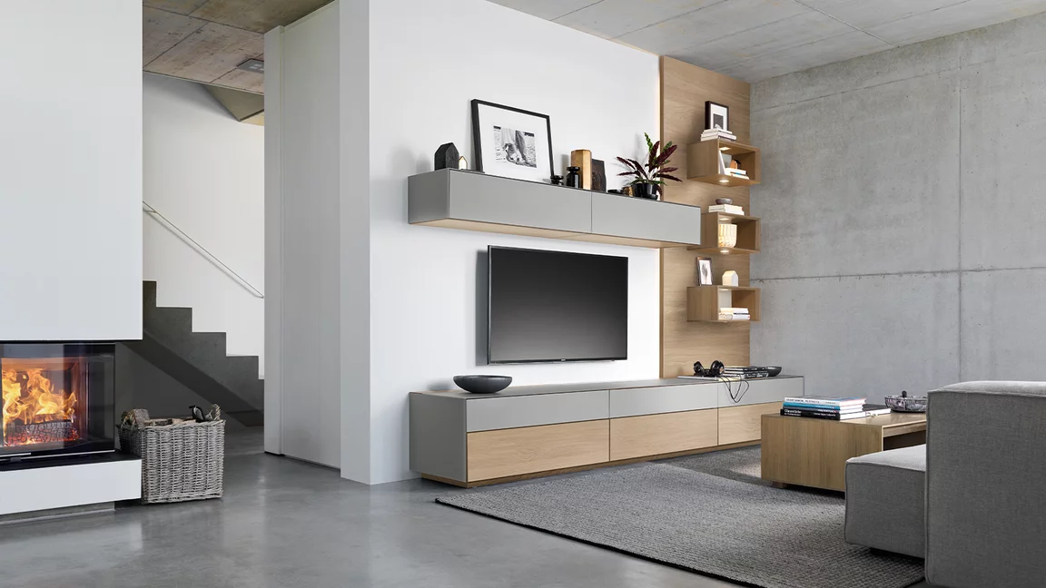 cubus pure Wohnwand aus Vollholz Eiche Weißöl und Glas mit beleuchtete Regale und dem lux Couchtisch