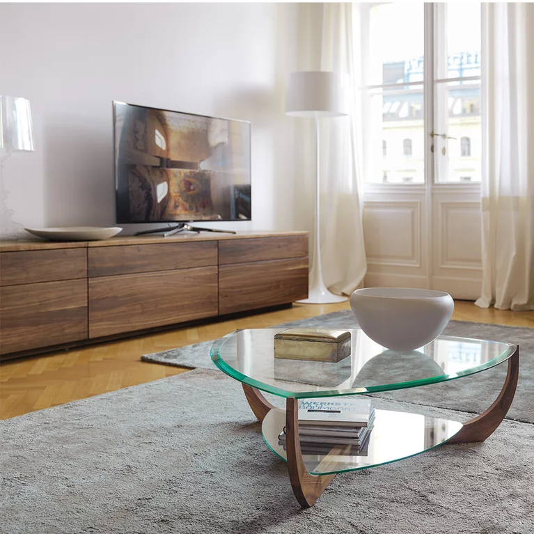 schlichte cubus Wohnwand mit Schuladen und Klappen aus Massivholz Nussbaum und juwel Couchtisch