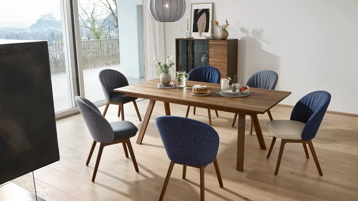 modern dining table taso extendable made of solid wood in walnut with comfortable flor chairs