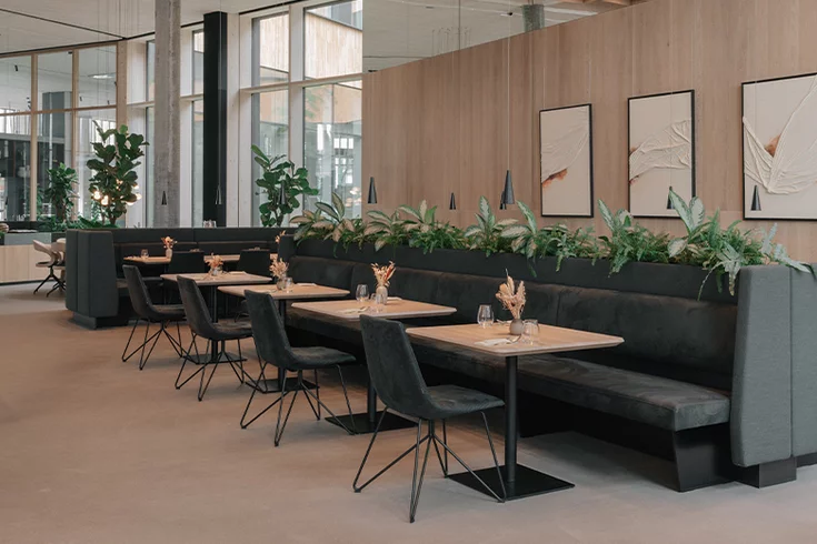 Leder Stühle lui mit Drahtgestell in schwarz matt, im modernen MYC Restaurant