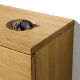 Detailansicht der Schlüsselmulde einer cubus Dielenkommode in Eiche Massivholz