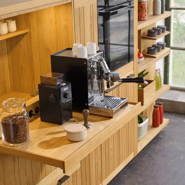 natural wood kitchen echt.zeit in oak with practical pull-out shelf with hidden socket