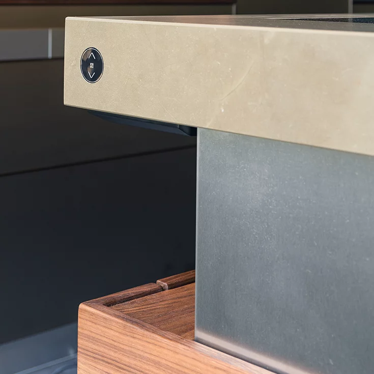 Echtholzküche k7 Insel in Nussbaum mit höhenverstellbarer Keramik Arbeitsplatte, Detailansicht